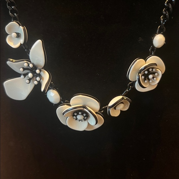 Elegant Black and White Floral Necklace and Earring Set - Picture 2 of 3